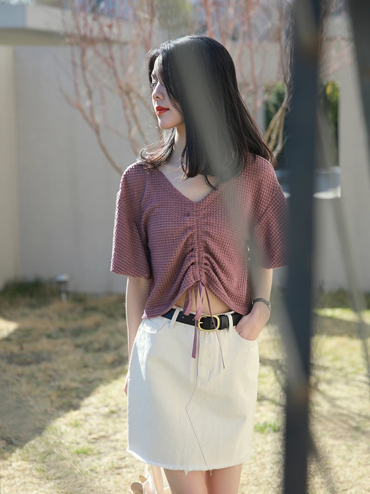 20代後半女性が夏に選ぶべき、エラに似たゆったり感を演出するトップスは？