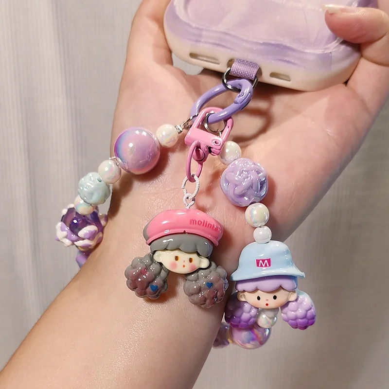 カラフルなキャラクターが特徴のスマホチェーンで部屋を飾る方法