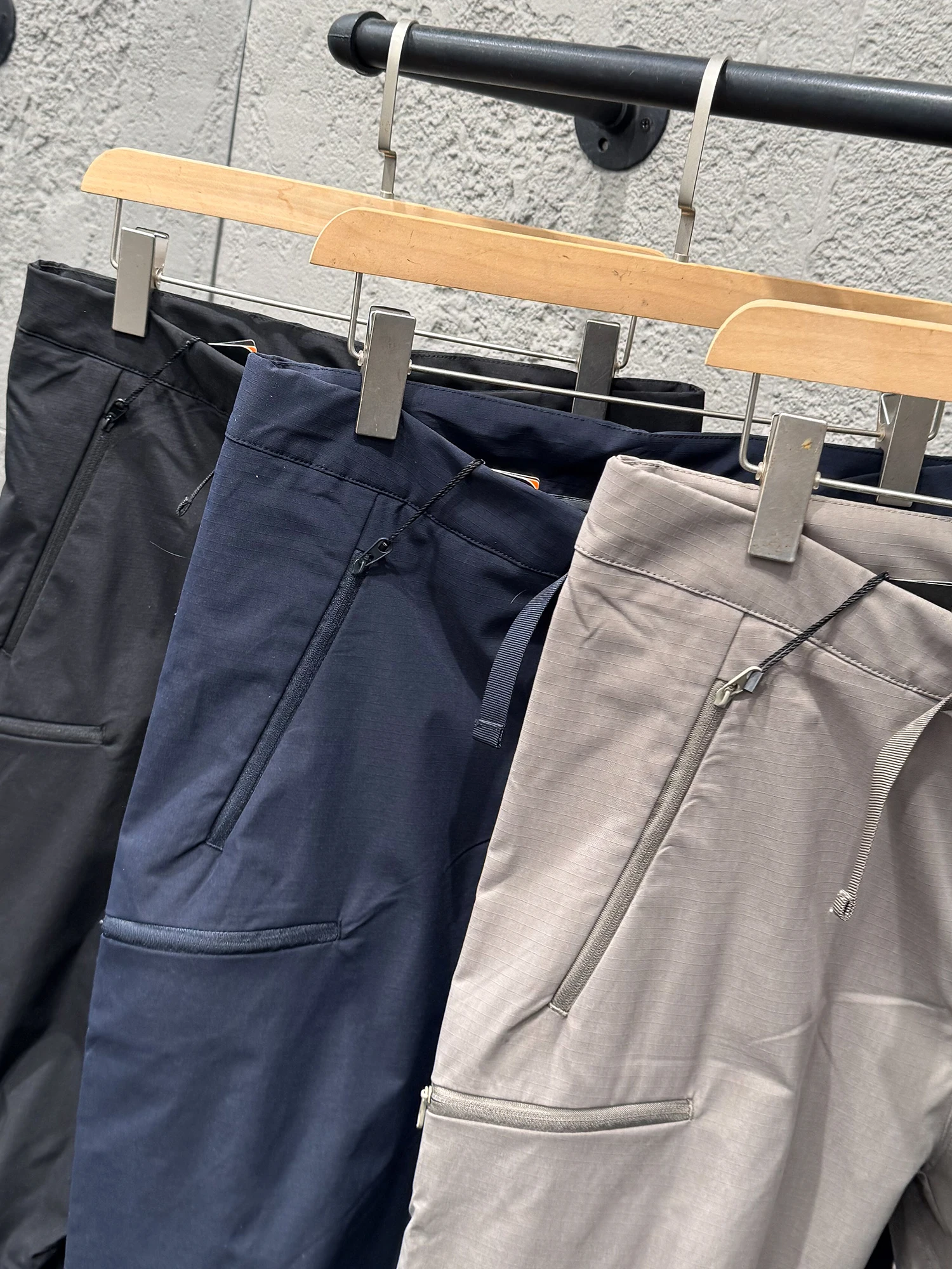 アウトドア パンツ メンズ どう選ぶ？通気性と軽量が融合した「春夏用軽量パンツ」の本物の使い勝手とは