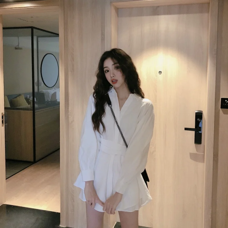 デザイン感のある白シャツとワイドパンツの女性用春夏コーデ：ワンピース シャツ コーデの実用性と季節適応性