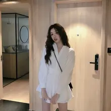デザイン感のある白シャツとワイドパンツの女性用春夏コーディネート（セットアップ対応）