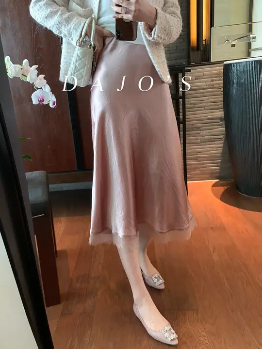 エレガントなレースデザインの斜裁ハーフスカート【極上の柔らかさ・100%酢酸・洗練された仕上げ】