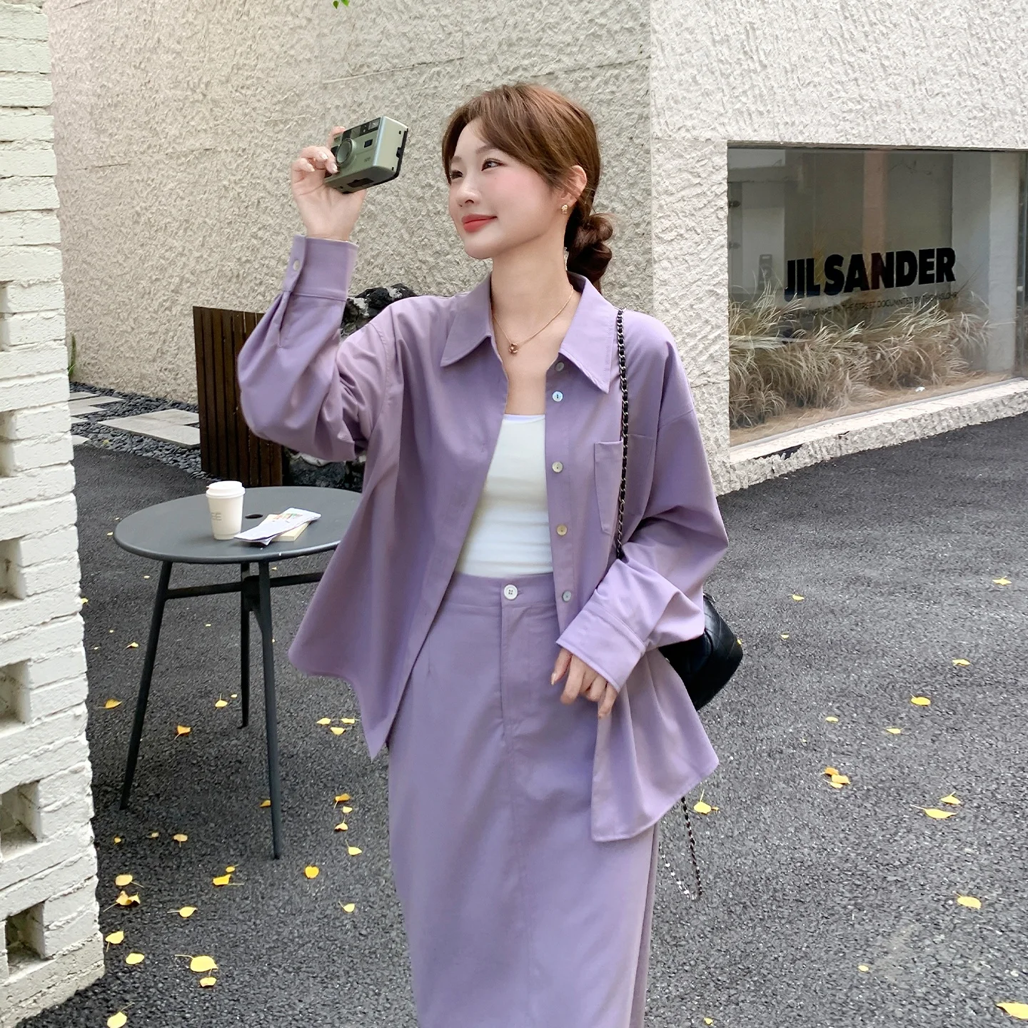 紫のTシャツで失敗しないコーデは？今こそ注目すべき「感のある春のセットアップ」の選び方
