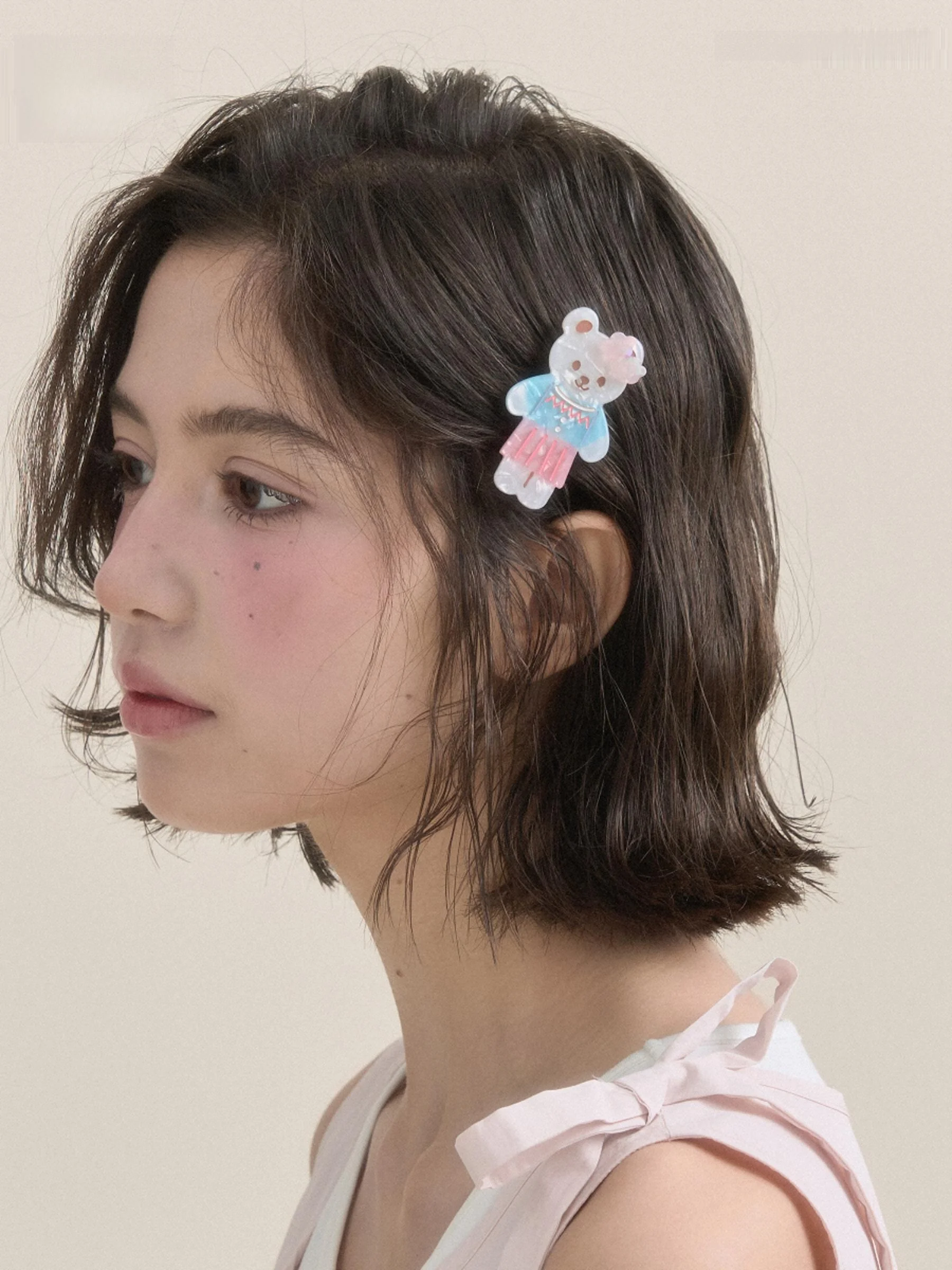 春のピクニック小熊のリボンデザインアクリルヘアクリップ：かわいいヘアピンのサイド留めに最適なハンドメイドスタイル