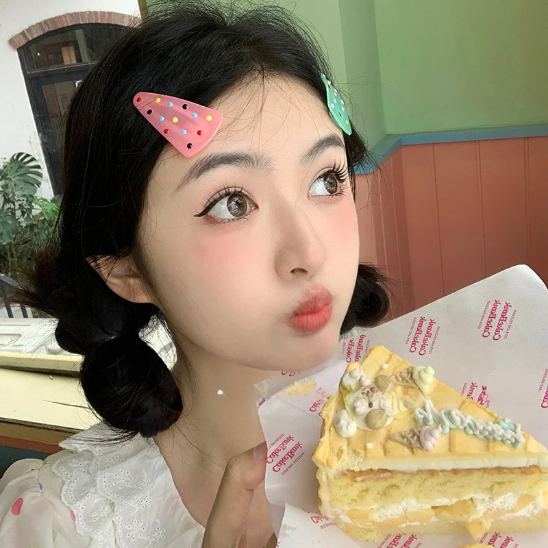 カラフルドットデザインのヘアクリップ：サイドバング対応のファッションアクセサリーとは