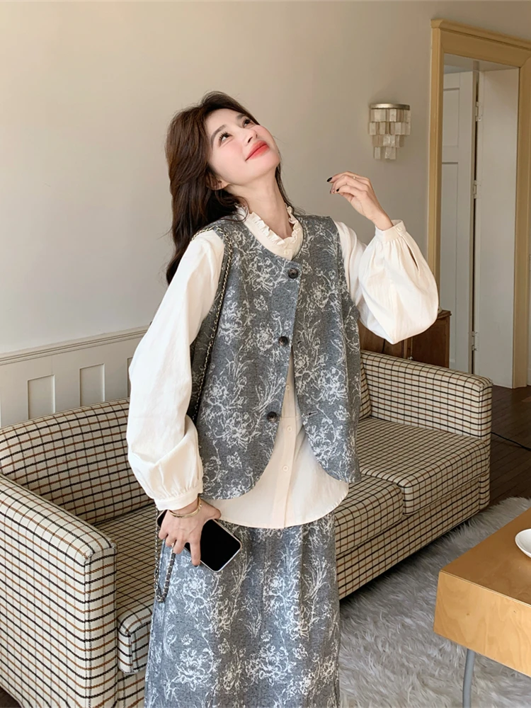 新中式刺绣ベストとフラワープリントスカートのハイネックトップス：4月半ばに着る秋のデート服としての実用性と季節感