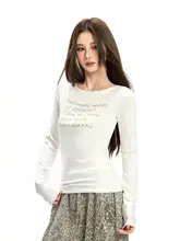 白色斜め肩長袖Tシャツ【レディース・フィット感・プリントデザイン】