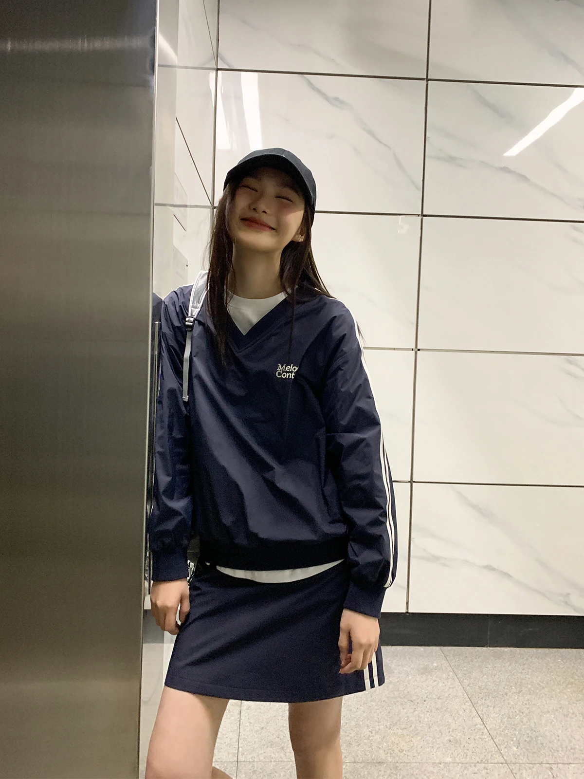 「tシャツワンピース コーデ」で失敗しない方法は？Hello Canonのネックルーズコントラストレタースウェットシャツが解決する
