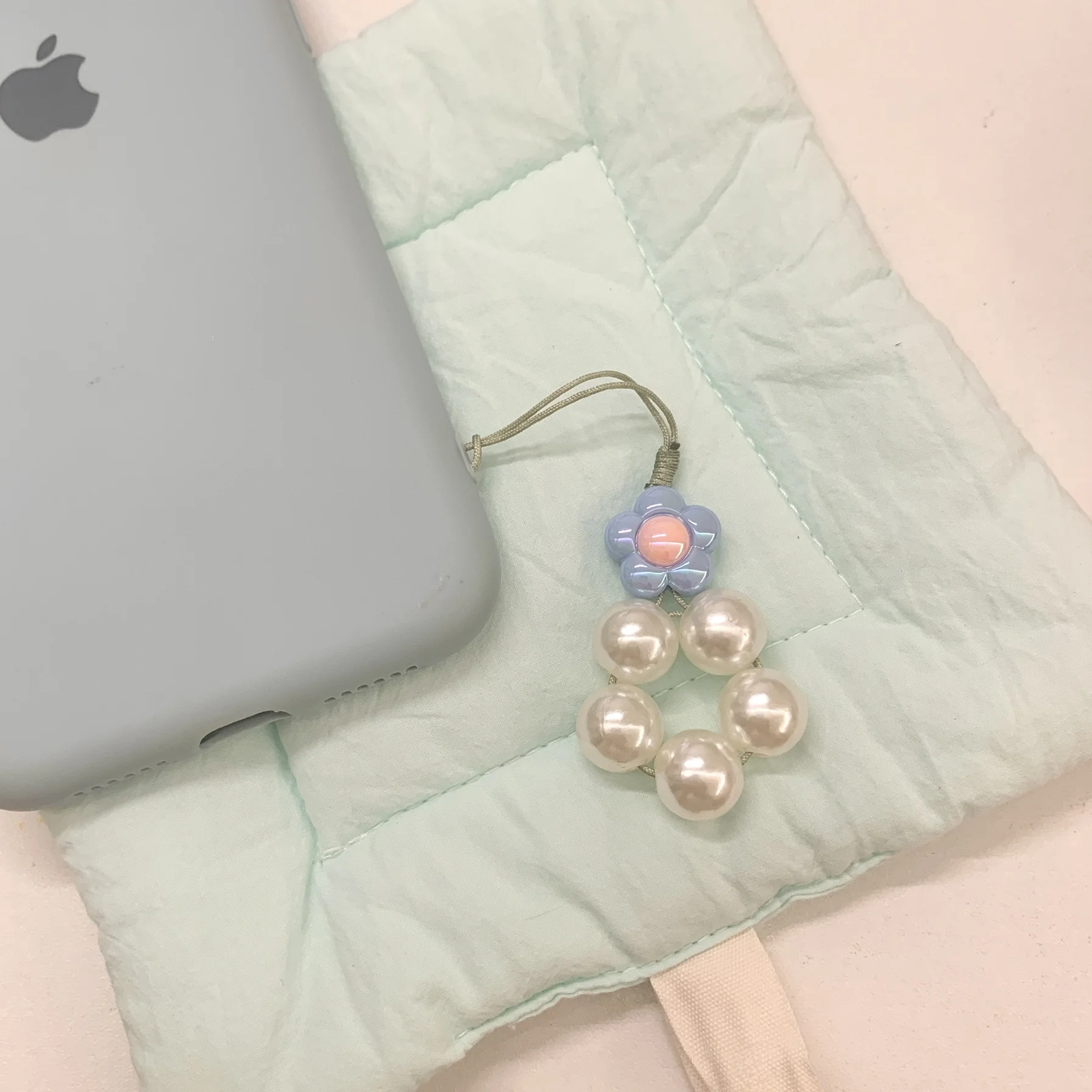 可愛い花モチーフのミニスマホストラップ：多色展開で日常のアクセントを創出