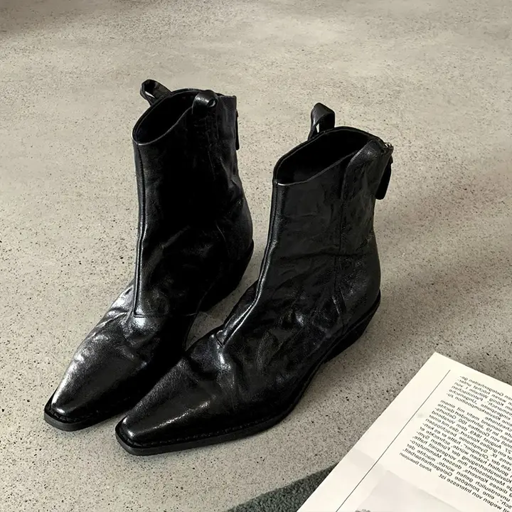 真皮製の尖ったVカット女性用ウエスタンブーツ【レトロデザイン・シワ加工・太ヒール・ショートブーツ】