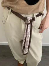 レトロなヒップホップスタイルのレッドシルクスカーフベルト【デニムパンツに最適・甘くてクールなディテール】