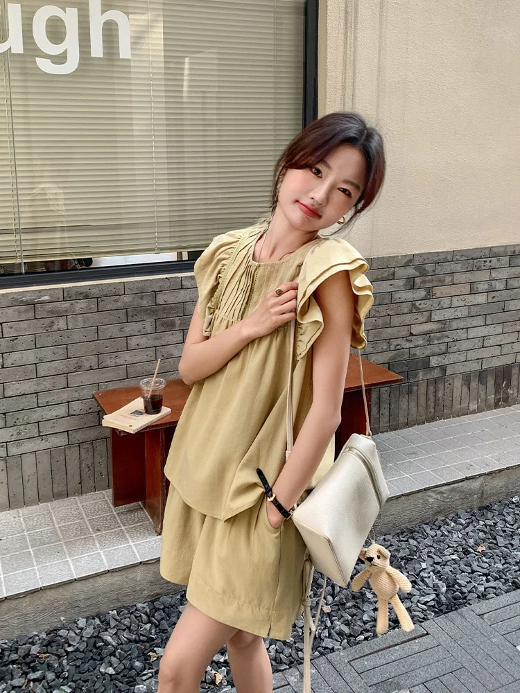 ショートパンツ 大人 コーデ 夏の着こなし方：フリル袖デザインでカジュアルに仕上げる