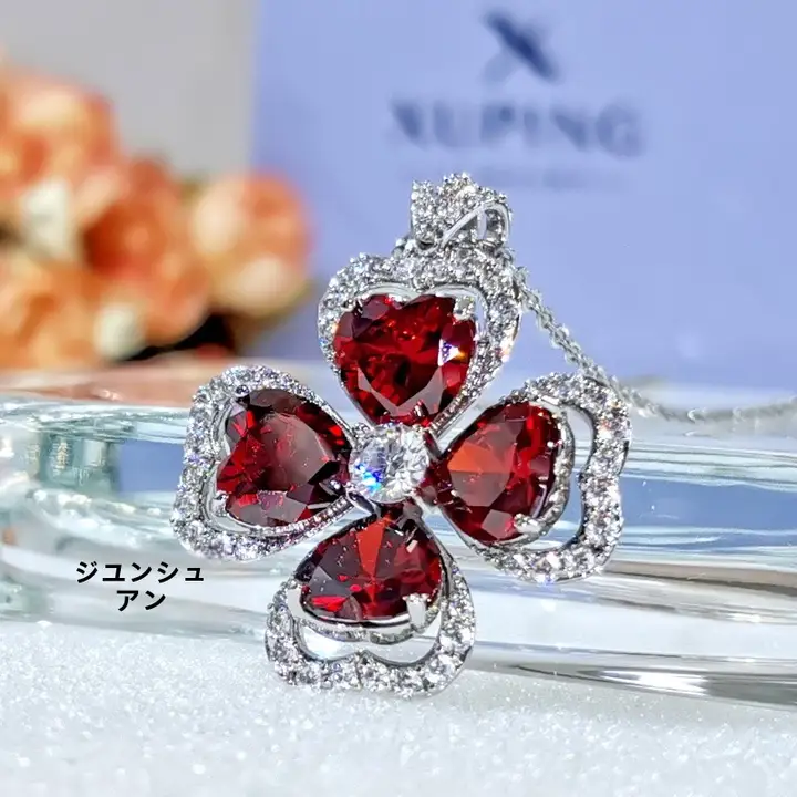 エレガントな印象！ハート型ジルコンと四葉クローバーのロックネックレス【シンプルで高級感あるデザイン】