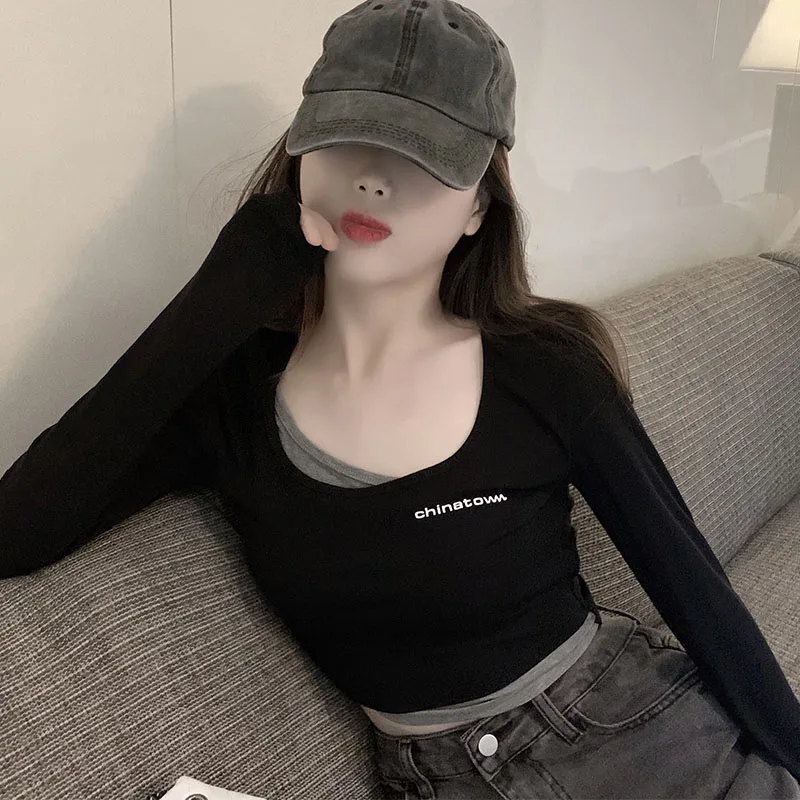 通勤風のtシャツで失敗しないコーデは？短め長袖の「デザイン性のあるトップス」が解決する