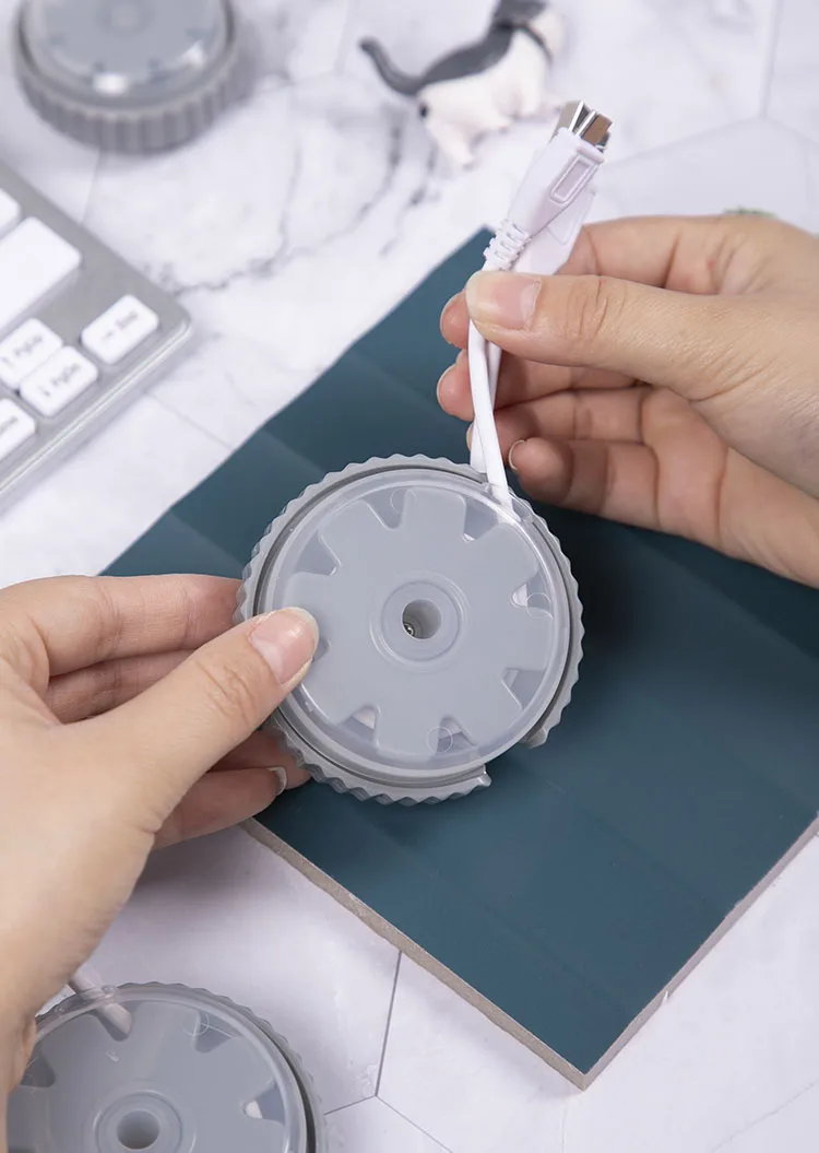 スタイリッシュなデータケーブル整理用巻き器：仕事で使える便利グッズの効率化実証