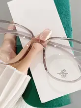 大きめフレームの女性用メガネ【近視対応・シンプルデザイン】（セットアップ対応）