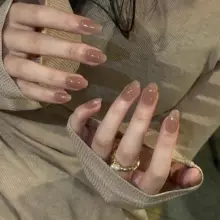高級感あふれる透明感のあるヌードカラーの手作りネイルチップ【優しい印象・美しさを引き立てるデザイン】