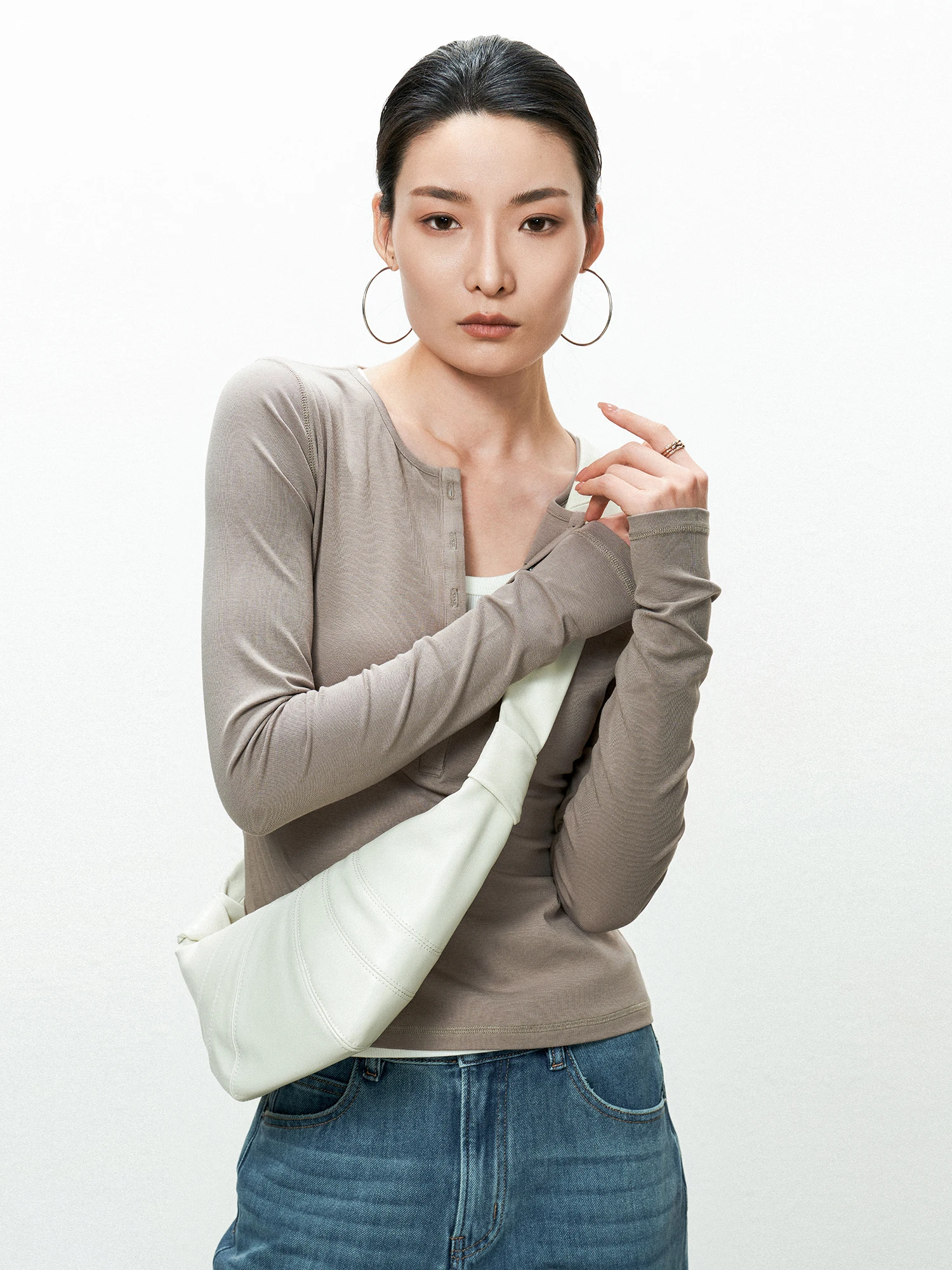 大人可愛い服 50代コーデの完全ガイド｜抗菌長袖Tシャツで実現する自然な可愛さ