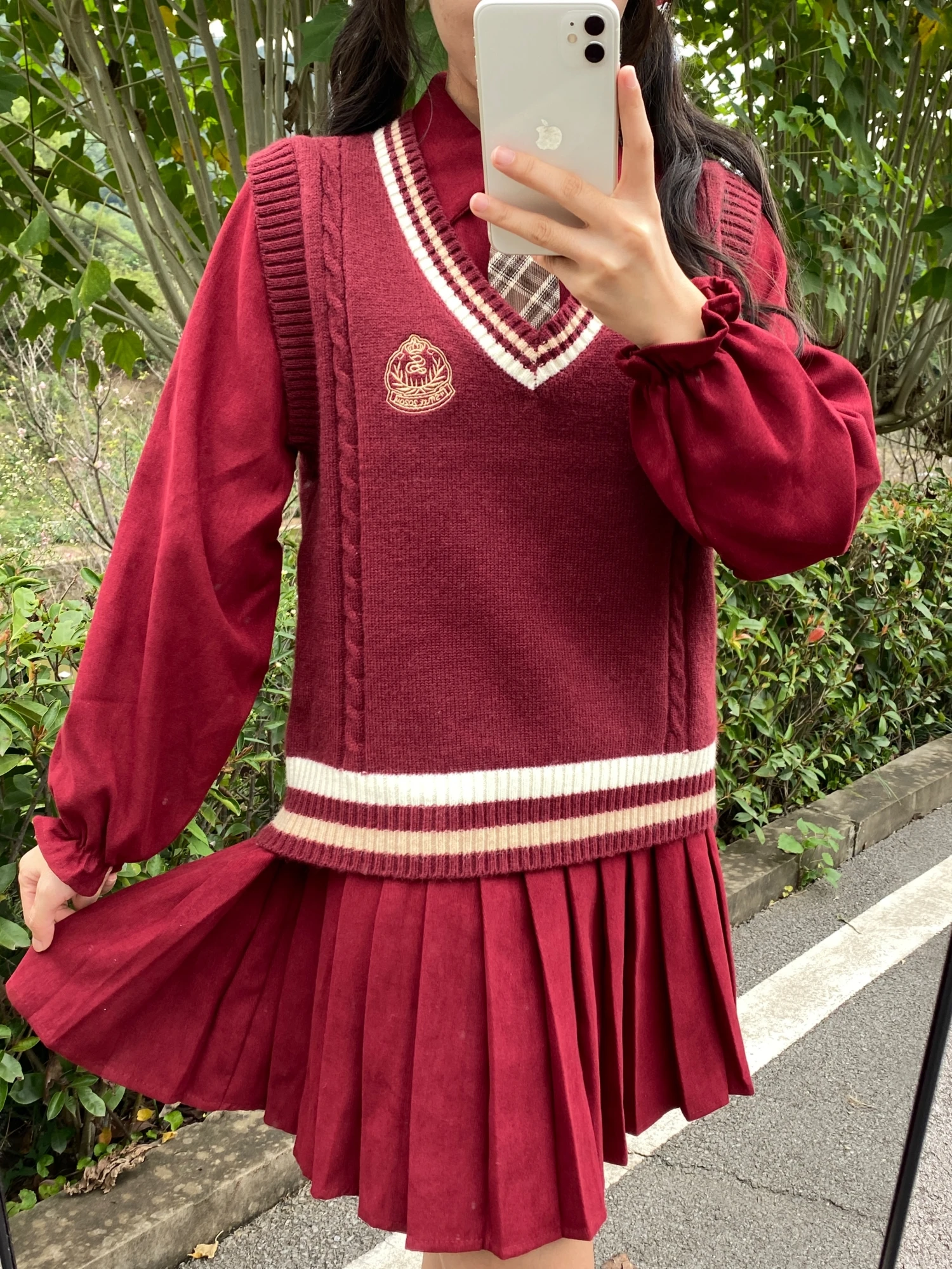 女子高校生向け学院風タイとニットベストセット：かわいいデザインと実用性のバランス