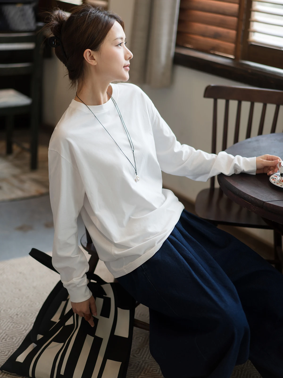 ママコーデの基本スタイルとは？ゆったりスリムTシャツで自然体を実現