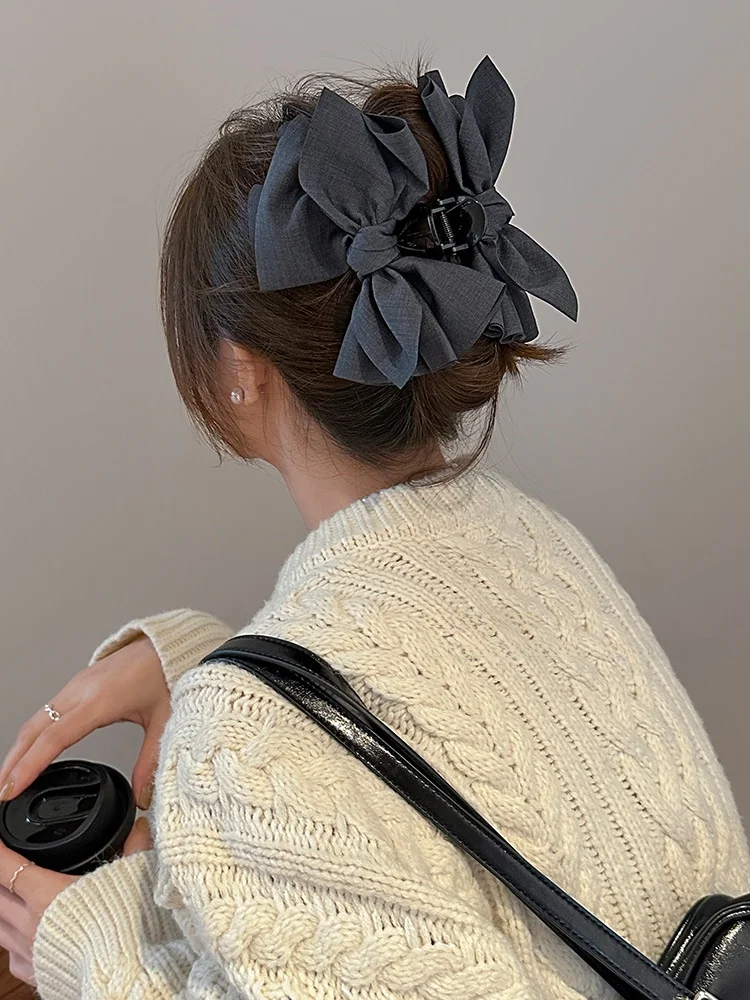 春にぴったりの大きなリボンヘアクリップ：布製シャーククリップの実用性と使用シーン