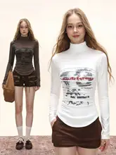 デザイン感のあるアメリカンレトロハイネックプリント長袖Tシャツ【レディース・春秋用・スリムフィット】