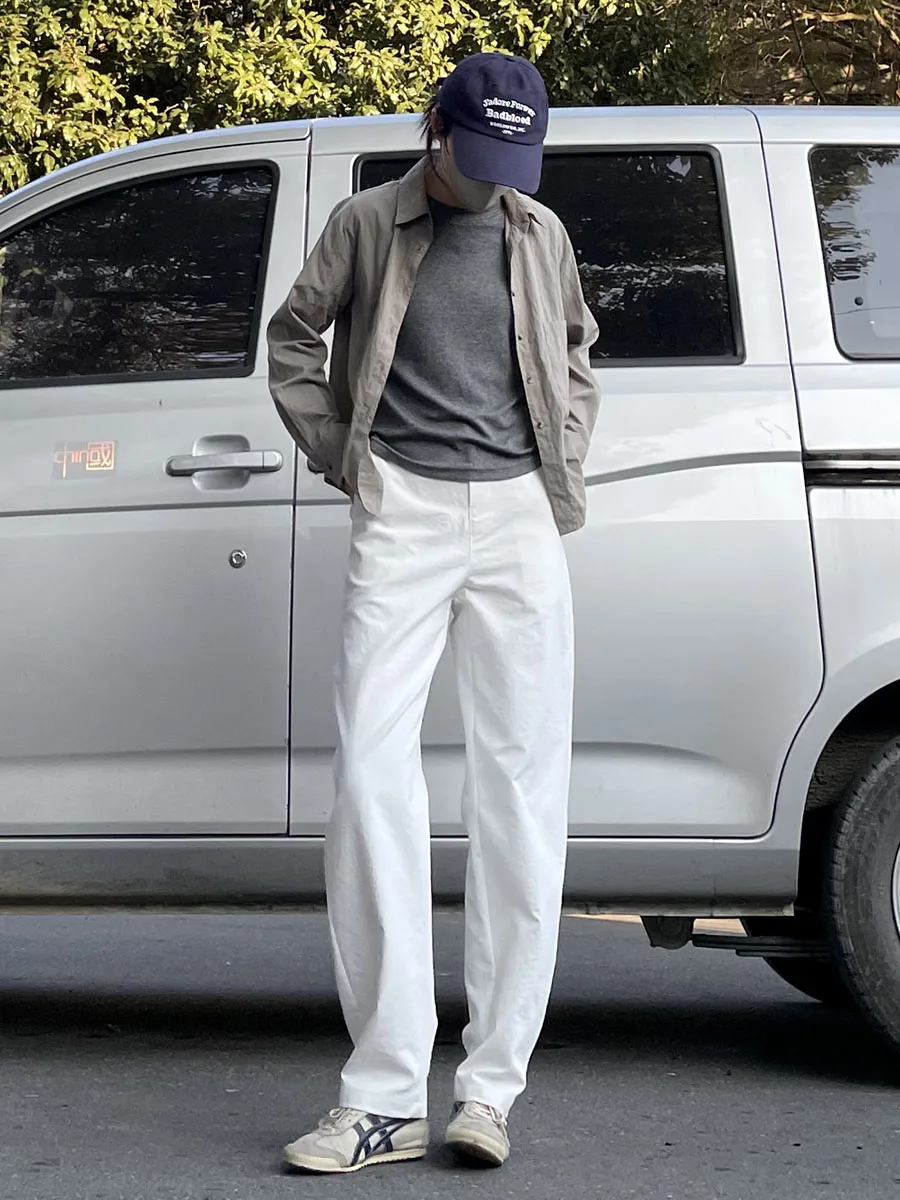 ベージュのTシャツに合うズボンは、ホワイトが一番？それとも黒？