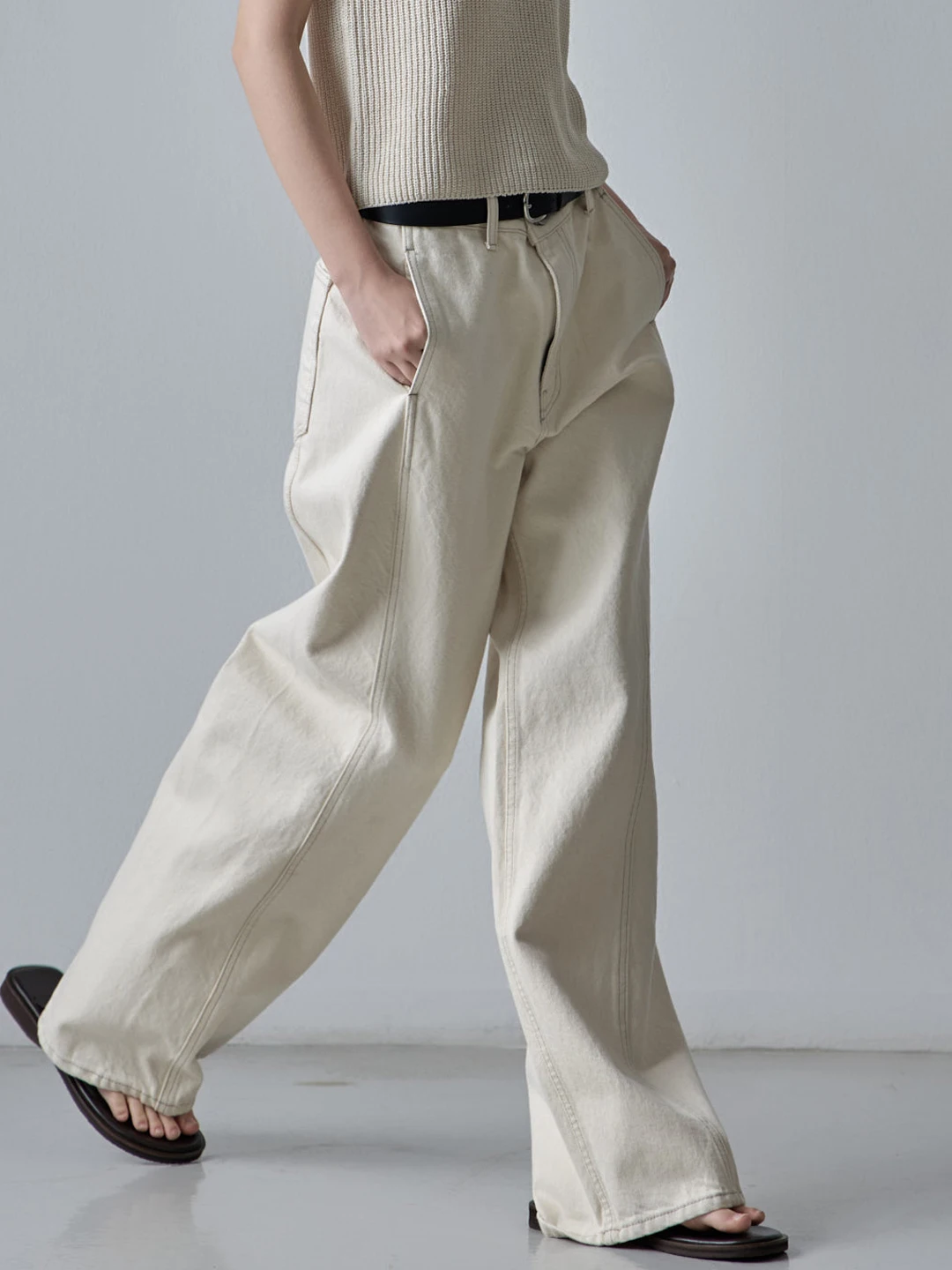 高腰デニムパンツ：夏用の柔らかさとストレー  トシルエットが実現するあったかデニムの選択肢