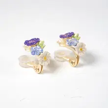 紫色の花の雏菊デザインのイヤリング【夏用・耳クリッパー】