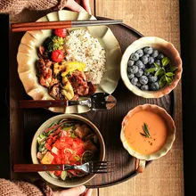 個人用の洗練された和式朝食用碗とプレート、スプーン付き（セットアップ対応）
