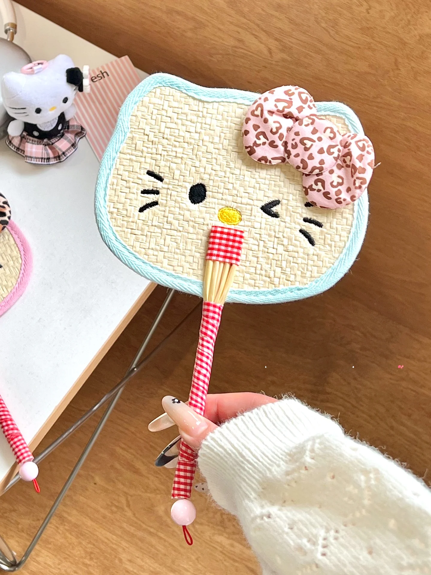 うちわ文字 猫耳 デザインの麦わら扇子：刺繍柄・レトロスタイルの実用性と使い方