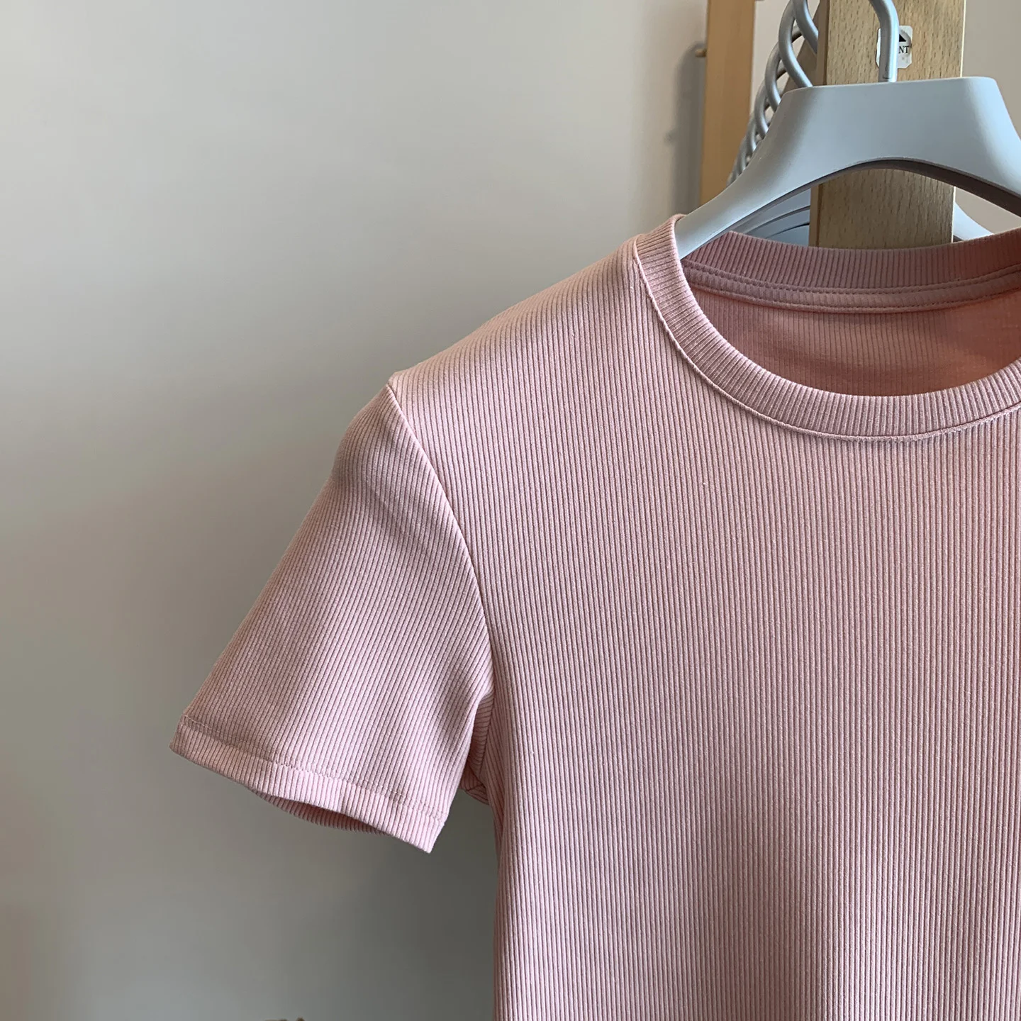 リブ編みラウンドネックショートスリーブTシャツの素材と通気性は？