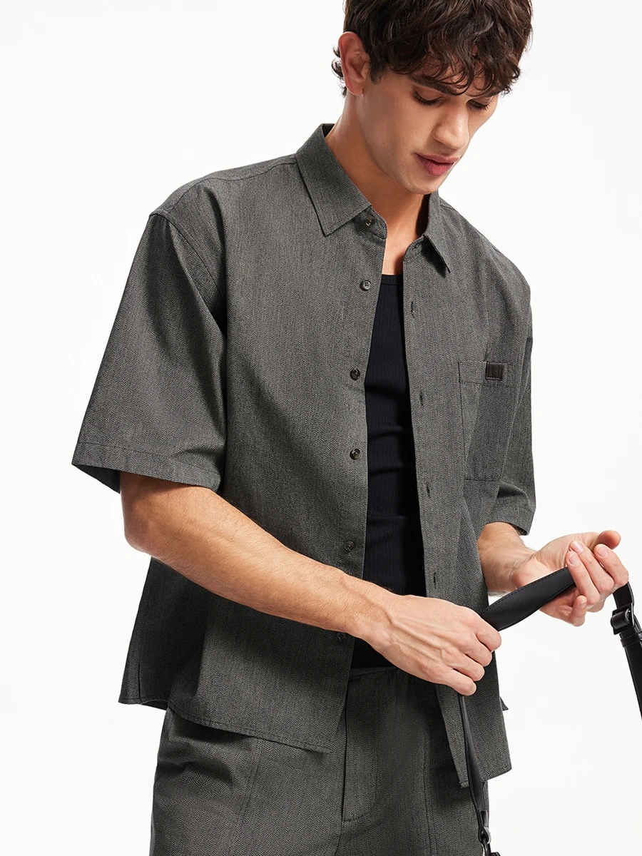 30代の夏服選びで迷うなら、通勤に使える「スタイリッシュで洗える短袖シャツ」はどう選ぶ？