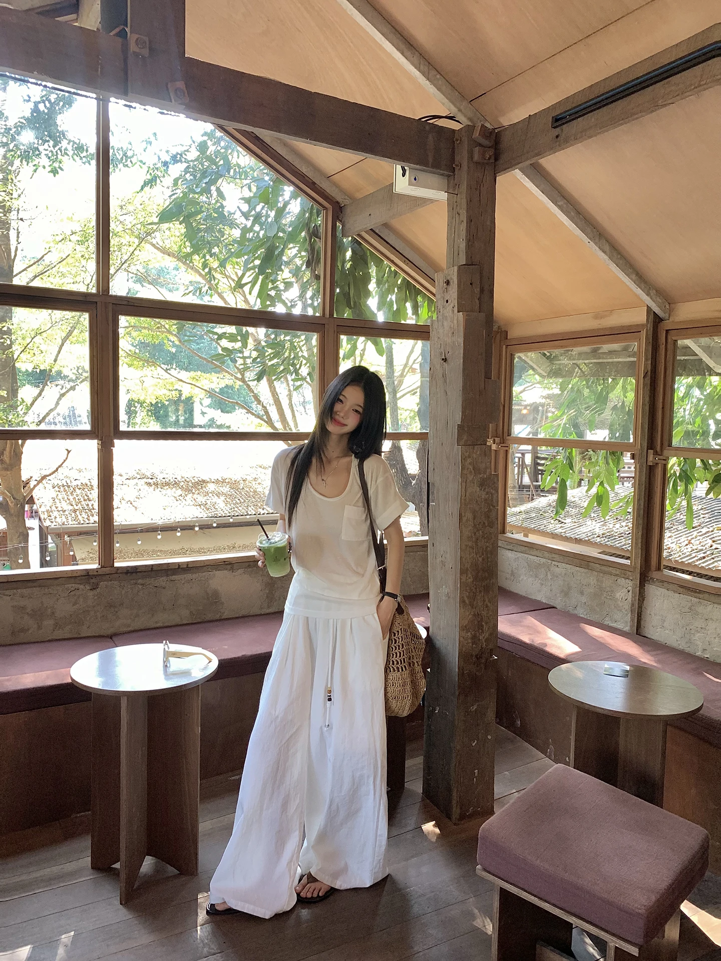 女性用白色パンツ：夏用通気性とゆったりストレートシルエットのコーデポイント