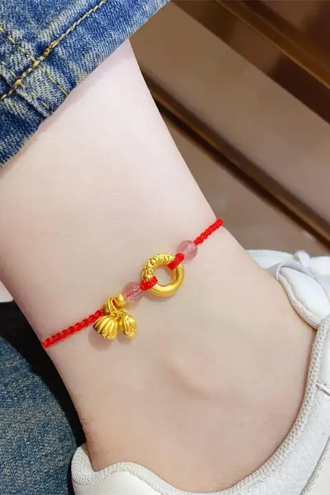 金色の平安扣と赤色の招財モチーフをあしらったフットチェーン【夏用・女性用】（セットアップ対応）