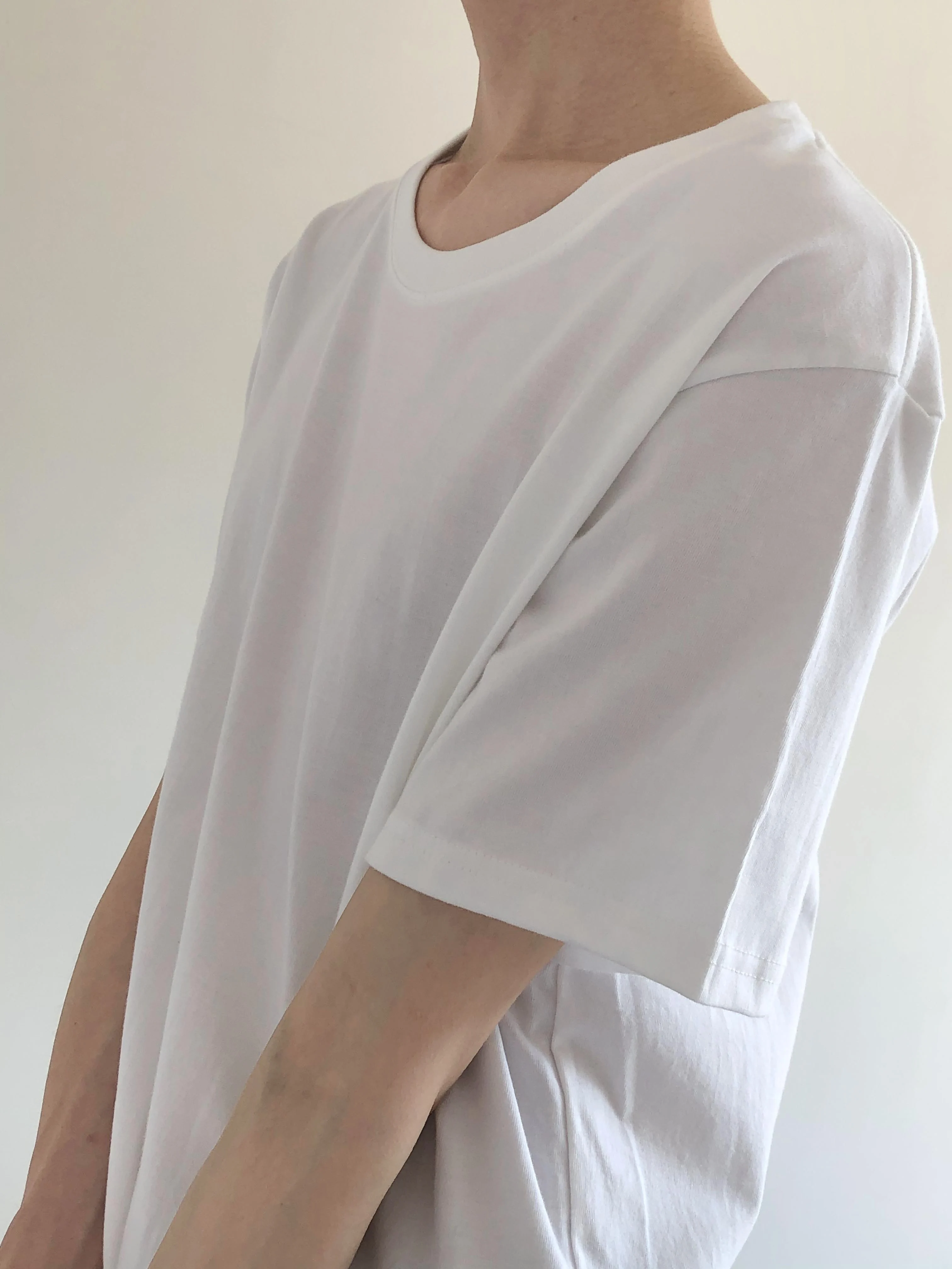 MION ショートスリーブ Tシャツ：ゆったりフィットで通気性抜群の夏用肌着選び