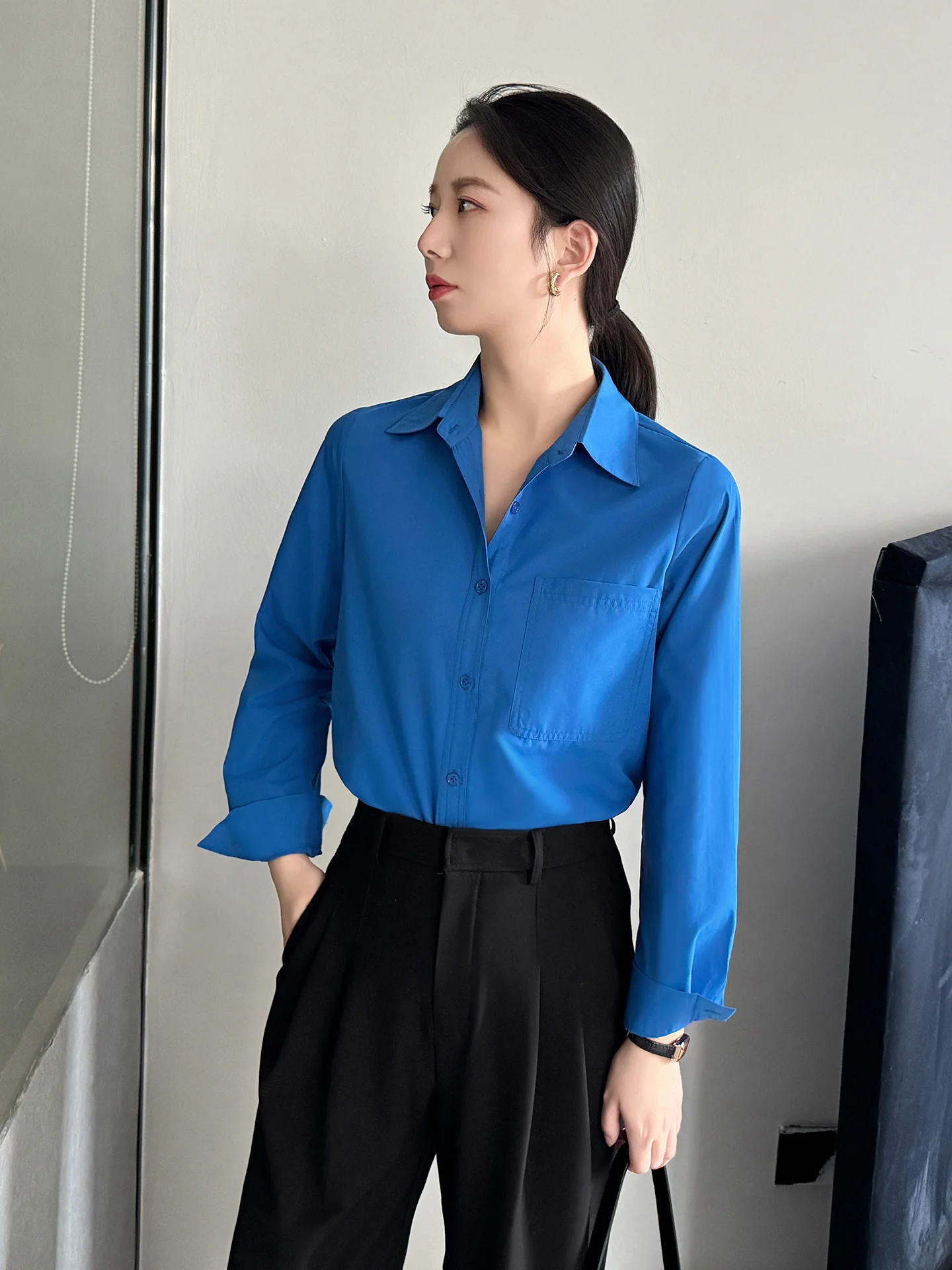 tシャツ シャツ 重ね着 レディース どうやって着るの？ブルーシャツの重ね着が日常を彩る3つの理由