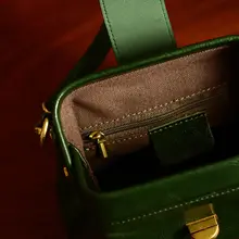 ユニークなデザインのグリーン本革スマホポーチ【女性用・手作り・植物性タンニン革】