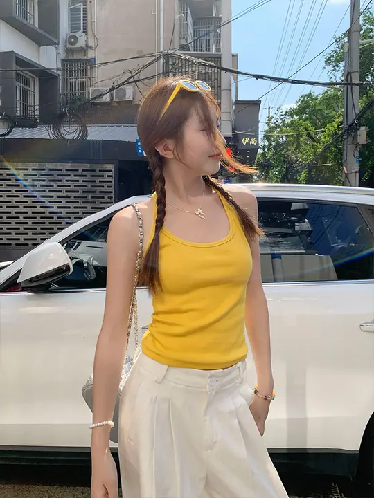 夏用の女性用イエローキャミソール【無袖・肩ひもデザイン・インナーと合わせやすい】