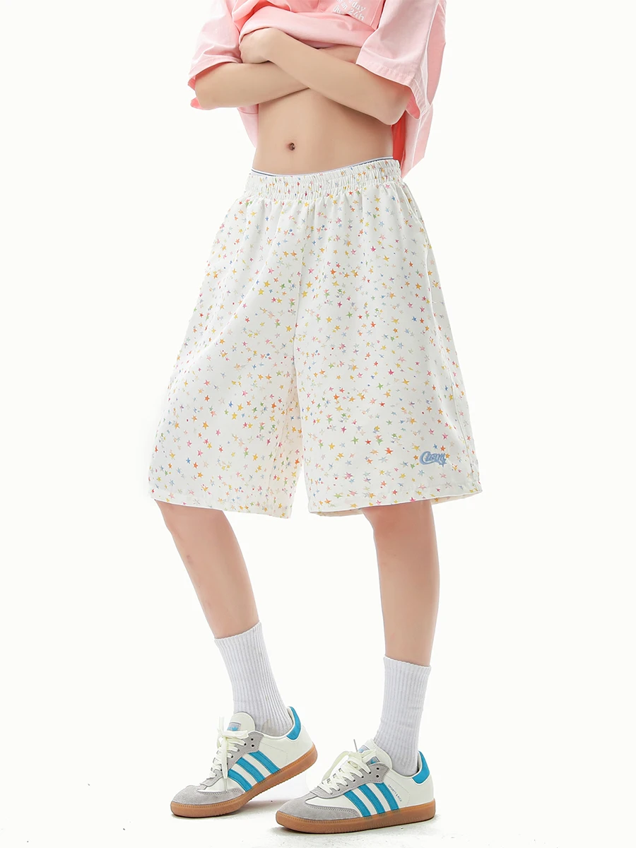 大人っぽい夏服としての星柄プリントショートパンツ：通勤風の実用性とデザインバランス