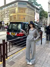 グレーのフード付きパーカーとワイドパンツの二点セット【スタイル・カジュアル】（セットアップ対応）