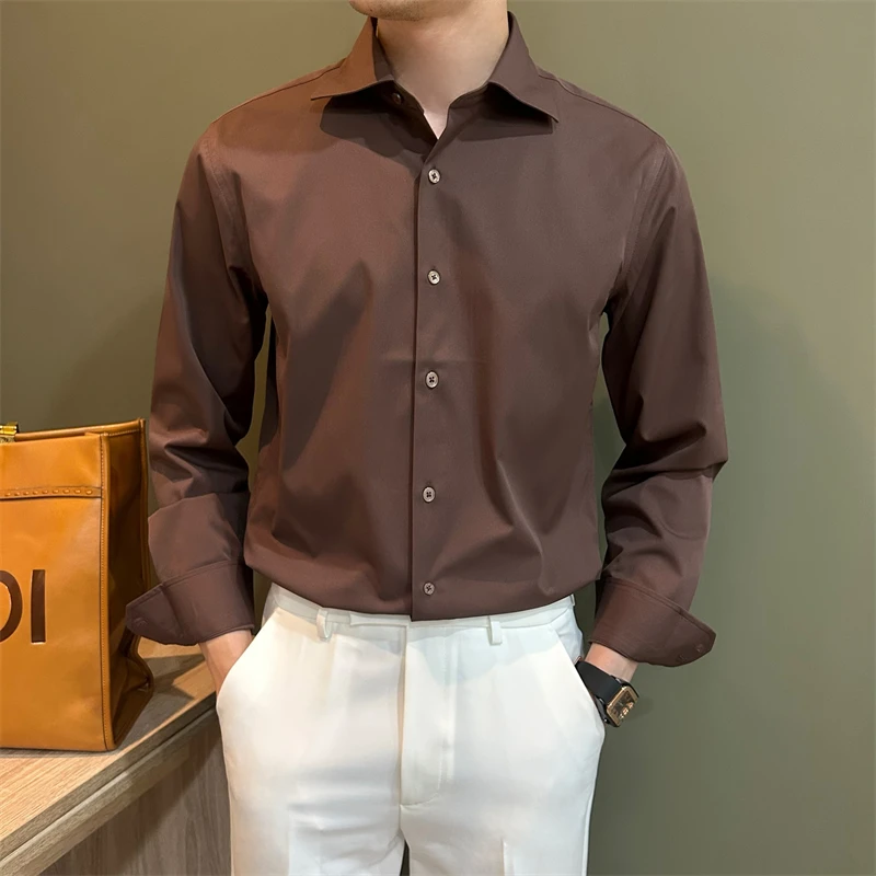 春の通勤コーデで悩んでいるなら、青黒のシャツは本当に必要？