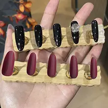 黒面とワインレッド底のK9スタッズ付きネイルチップ【手作り・華やかさを演出】