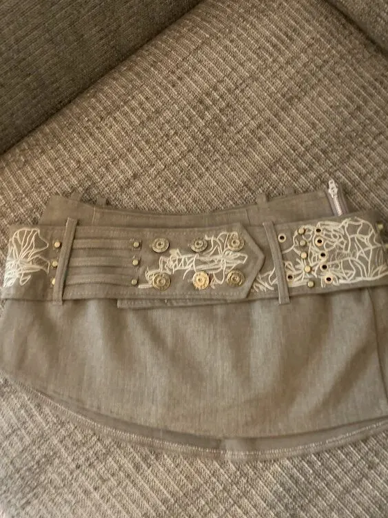 刺繍ボタン付きウエストベルトで腹見せを抑えるタイトスカートの着こなし法
