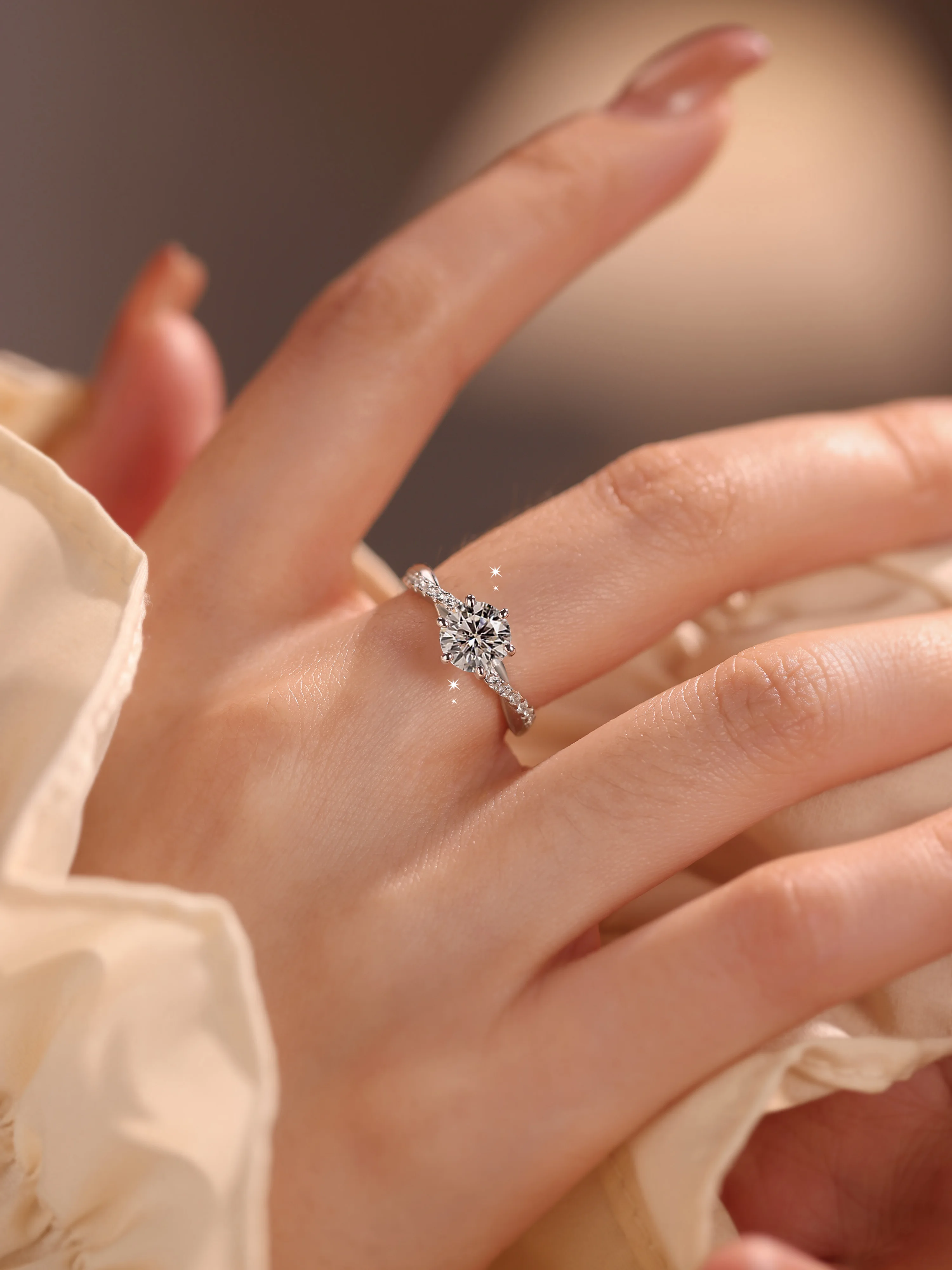 おしゃれな人が選ぶ 結婚指輪：秘藍のクラウンモアサナイトリングが提供する高級感と実用性