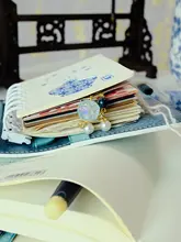 青花瓷風のデザイン！小扇子型ブローチ【蝶モチーフ・飾り付き・ブックマーク】