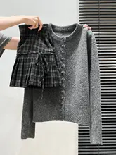 高級感あるニットカーディガン【長袖・厚手】と黒チェックのプリーツスカート（セットアップ対応）
