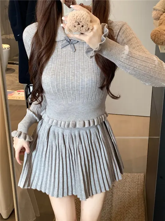 グレーの風信子 プリーツスカートとニットトップス【ピーターパンカラー・リボン付き・ウエスト収縮】（セットアップ対応）