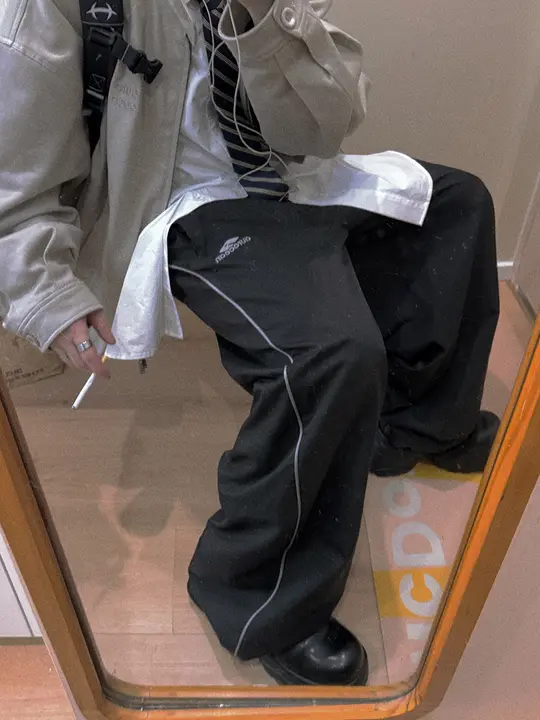 黒のレトロスポーツパンツ【対照色のストライプ・シワ防止・ストレッチ性】