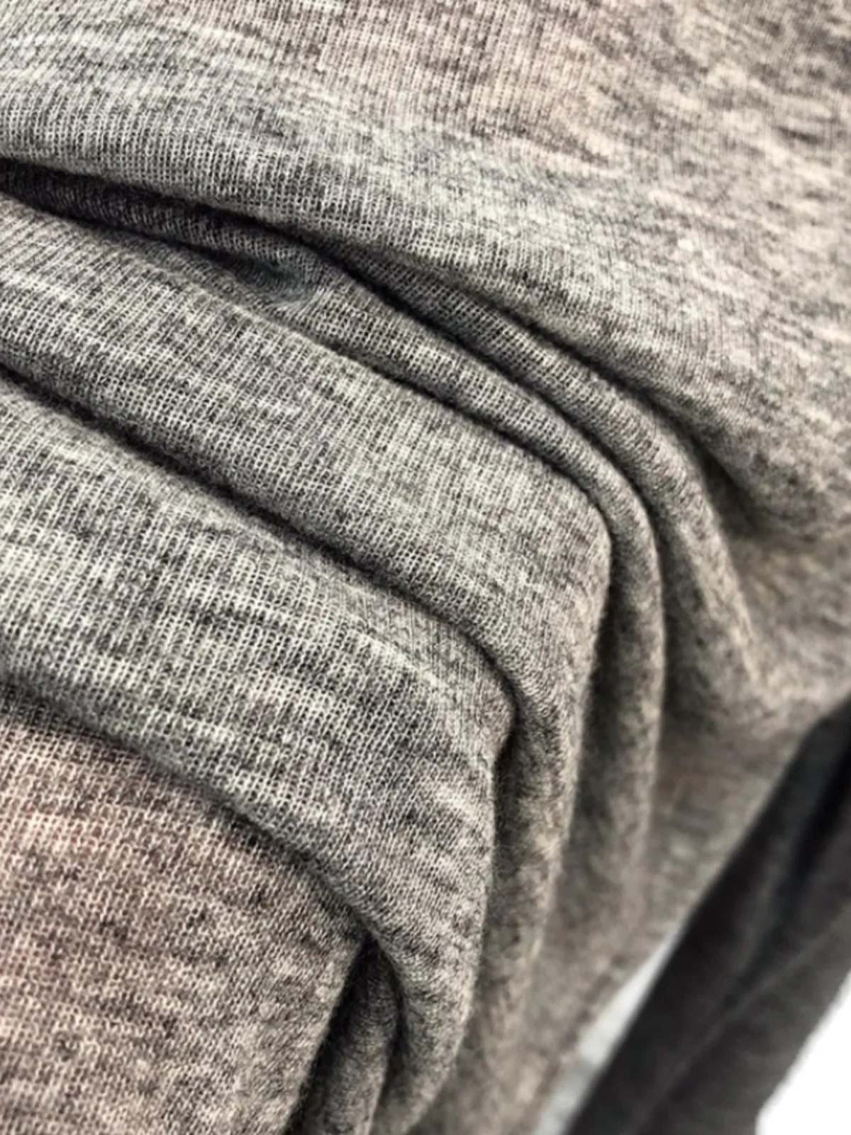 黒い服が復活する理由は？その本質と、私たちの日常にどう取り入れるか